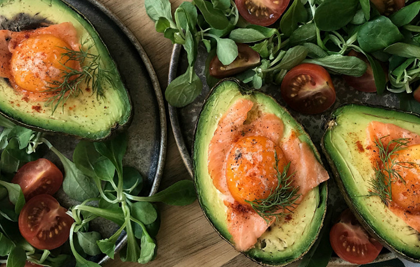 AGUACATES AL HORNO RELLENOS DE SALMÓN Y HUEVO