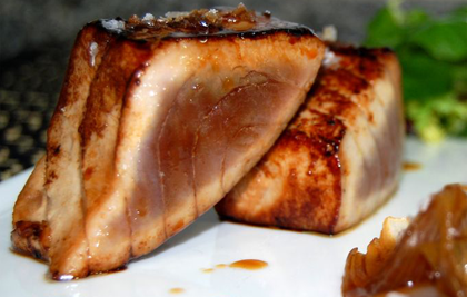 ATÚN TERIYAKI CON CEBOLLETAS Y BOUQUET DE ENSALADA