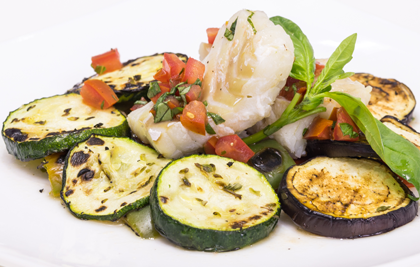 BACALAO CONFITADO CON VINAGRETA DE TOMATE Y VERDURA PLANCHA