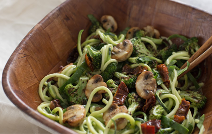 ESPAGUETIS DE CALABACÍN CON PESTO DE AGUACATE