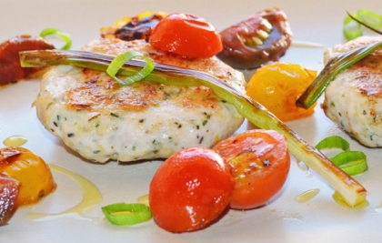 HAMBURGUESAS DE PAVO CON HIERBAS PROVENZALES Y TOMATITOS SALTEADOS