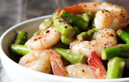 SALTEADO DE GAMBAS Y ESPÁRRAGOS AL LIMÓN