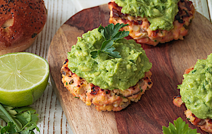 HAMBURGUESA DE SALMÓN Y SALSA DE AGUACATE