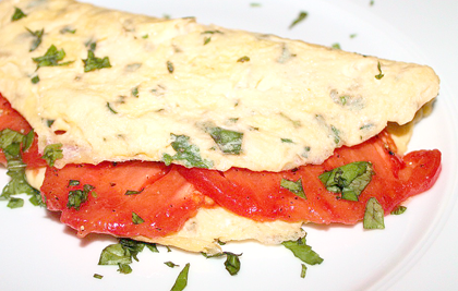 CREPES DE TORTILLA DE ALBAHACA RELLENA DE TOMATE