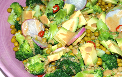 ENSALADA DE BRÓCOLI, AGUACATE Y GUISANTES