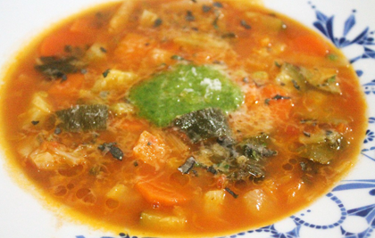 SOPA DE VERDURAS MEDITERRÁNEA CON PESTO DE ALBAHACA
