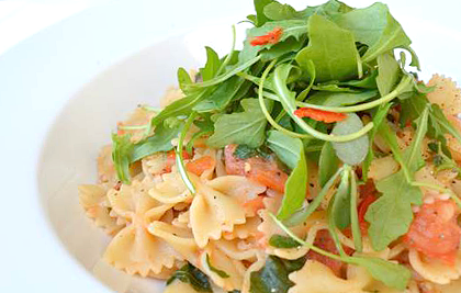 PASTA CON TOMATE FRESCO Y ALBAHACA