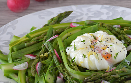 ENSALADA TEMPLADA DE ESPÁRRAGOS VERDES CON HUEVO POCHÉ